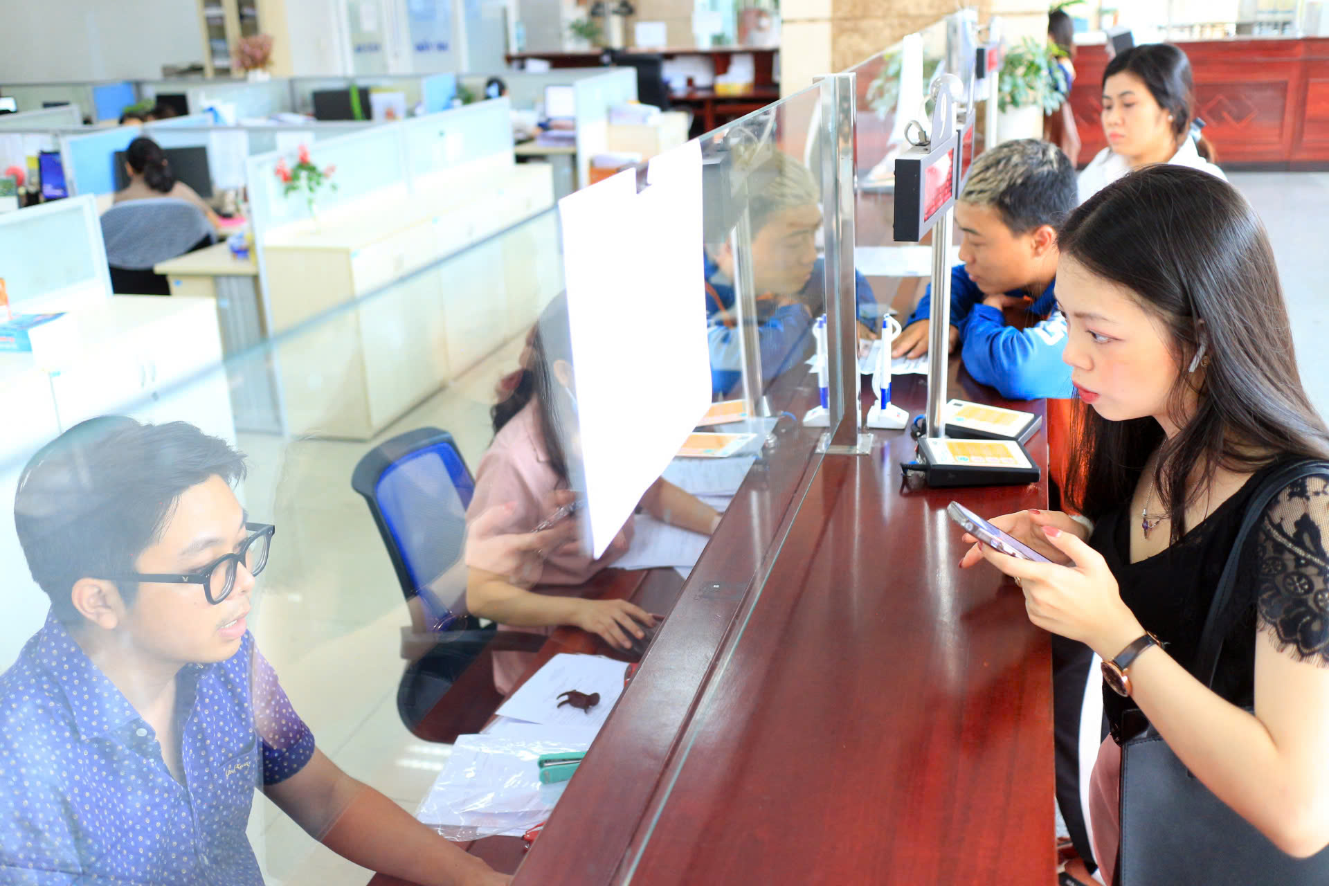 Cơ quan thuế TP.HCM làm việc cuối tuần giải quyết 9.000 hồ sơ đất đai tồn đọng- Ảnh 1. Cơ quan thuế TP.HCM làm việc cuối tuần giải quyết 9.000 hồ sơ đất đai tồn đọng- Ảnh 1.