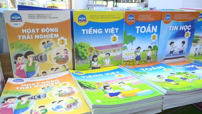 Một số quyển sách thuộc Chân trời sáng tạo - một trong ba bộ sách giáo khoa được đưa vào chương trình dạy học phổ thông. Ảnh: Nhà xuất bản Giáo dục Việt Nam