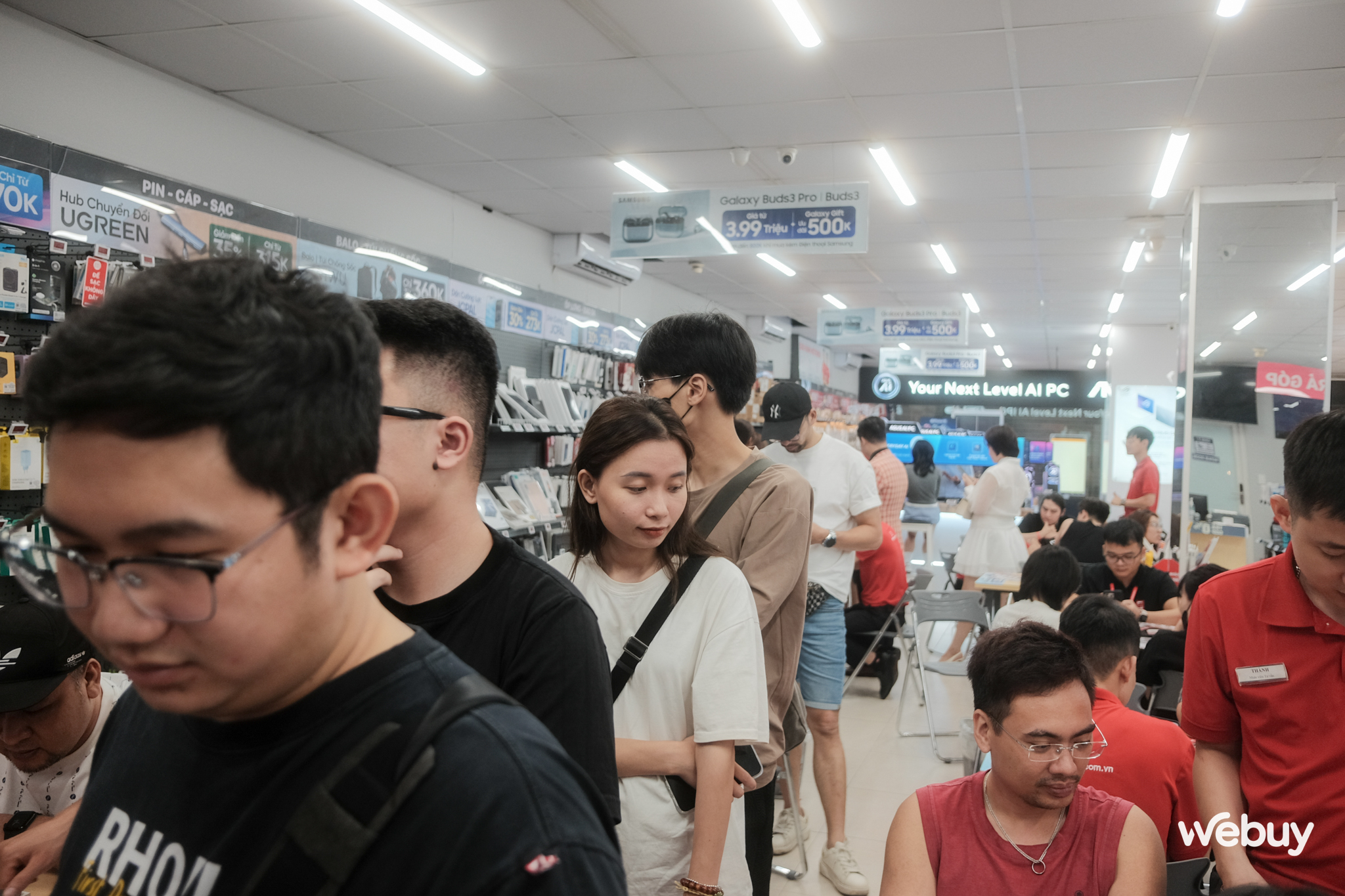 Ngày đầu mở bán iPhone 16 series: 3 giờ sáng vẫn Ngày đầu mở bán iPhone 16 series: 3 giờ sáng vẫn