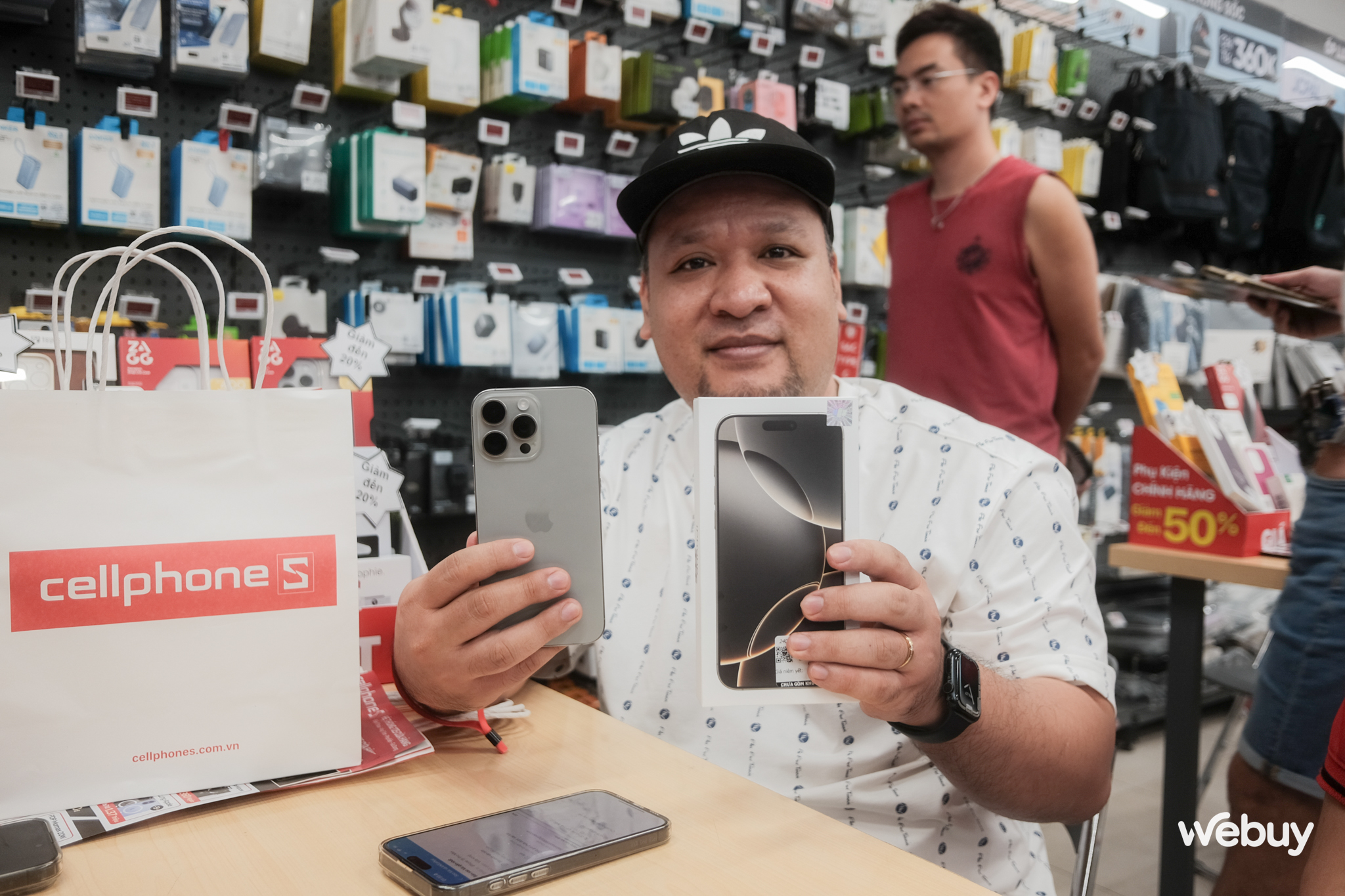 Ngày đầu mở bán iPhone 16 series: 3 giờ sáng vẫn Ngày đầu mở bán iPhone 16 series: 3 giờ sáng vẫn